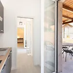 Constance Terrace By In Apartamento